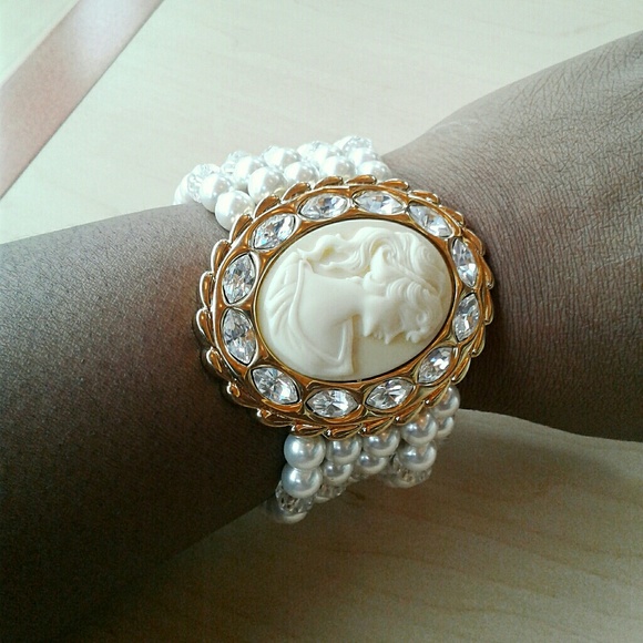 Cameo Bracelet - Picture 2 of 4
